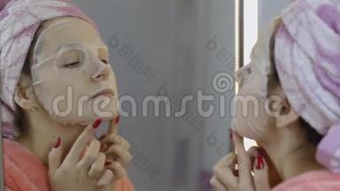 女人在浴室里戴化妆品<strong>面膜</strong>。 护肤水疗。 <strong>面膜</strong>